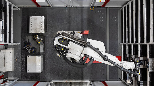 Dank automatischem Paletten- und Werkstückhandling produziert KW Solution personenlos auch in der Nacht.