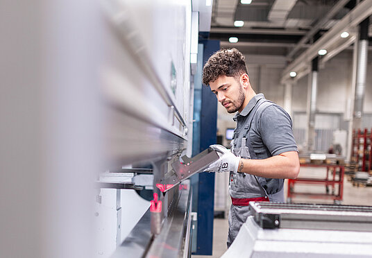 HERMLE Mitarbeiter in der Blechfertigung