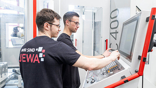 CNC-Fräser Max Schneider Firma JEWA schätzt die hohe Präzision der HERMLE Maschine und die gute Bedienbarkeit.