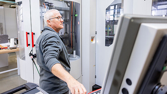 Die HERMLE C 42 bietet eine hohe Zugänglichkeit für manuelle Tätigkeiten und Wartung.