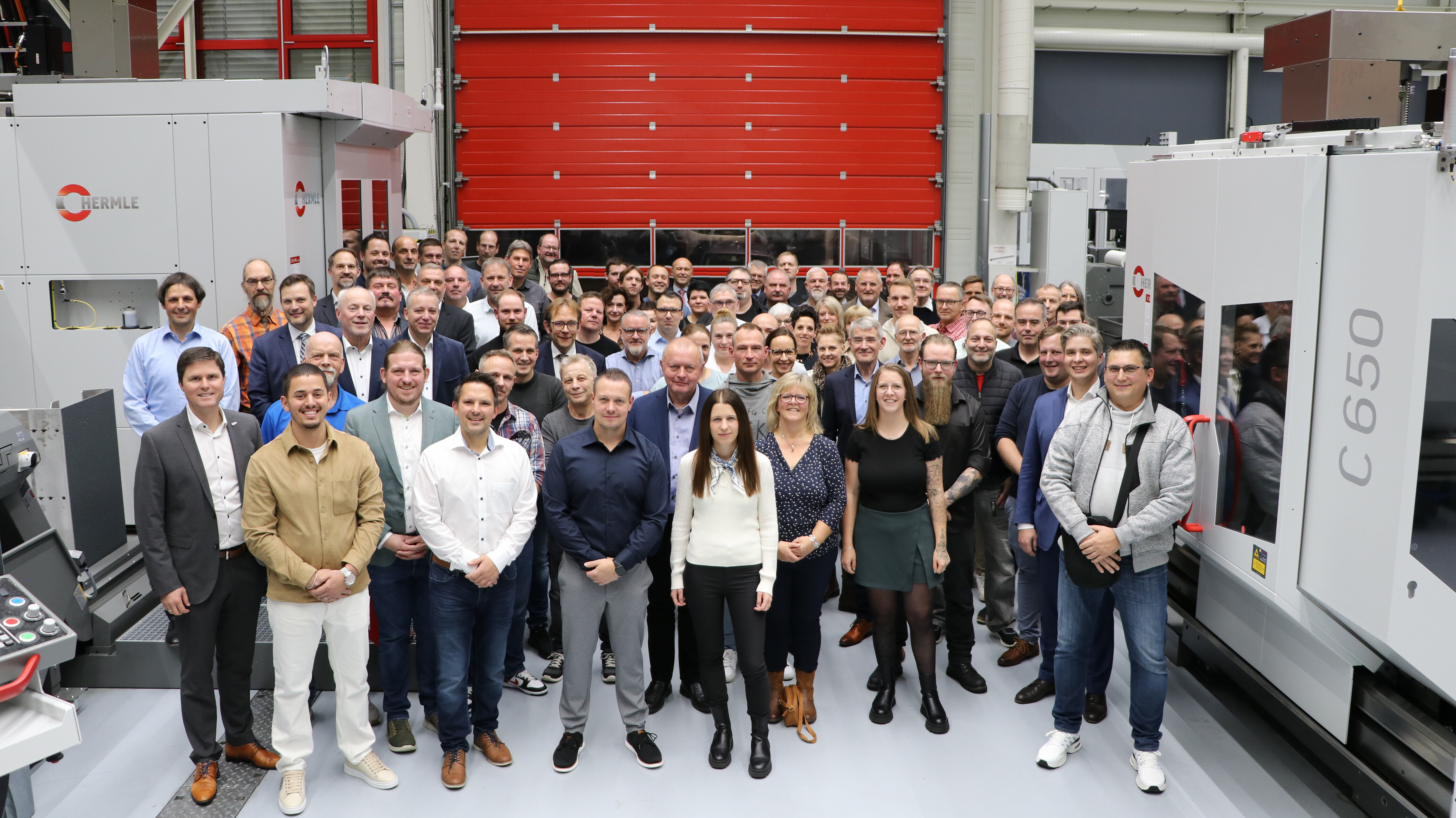 Die Jubilare mit den Gratulanten im Technologie- und Schulungszentrum am Standort Gosheim.