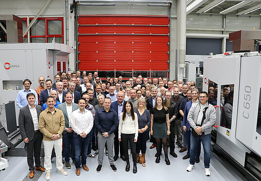 Die Jubilare mit den Gratulanten im Technologie- und Schulungszentrum am Standort Gosheim.