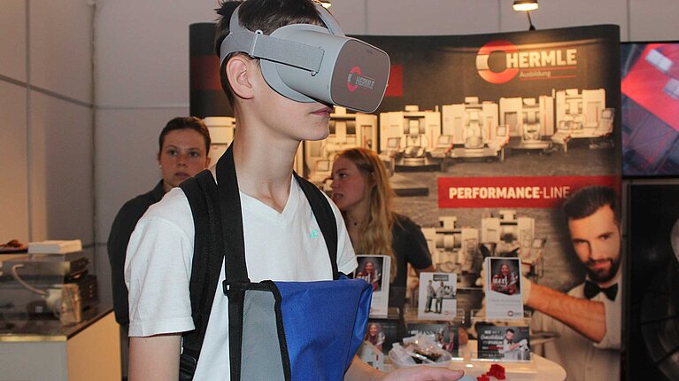 Ein Schüler mit einer VR Brille im HERMLE Design
