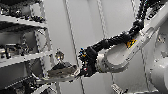 Das HERMLE Robotersystem RS 1 handhabt Werkstücke bis 20, Paletten bis 60 Kilogramm.