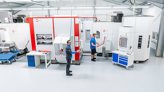 CNC-Welcker built a new workshop for the RS 2 robot system with two adapted C 32 U machines from HERMLE.