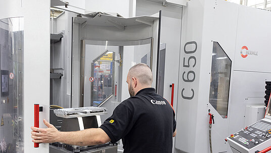 The HERMLE 5-axis machining centre C 650 operates around the clock.