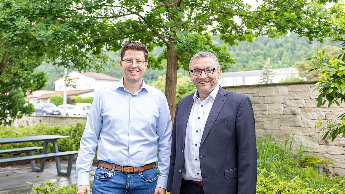 Managing Director Michael Biersack with consultant Manfred Pantel of Hermle in front of the oak tree