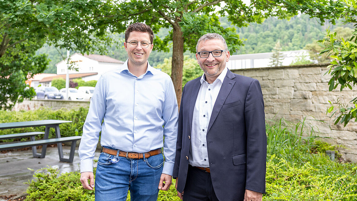 Von links nach rechts technischer Geschäftsführer Michael Biersack mit dem Berater Manfred Pantel von HERMLE vor der Eiche