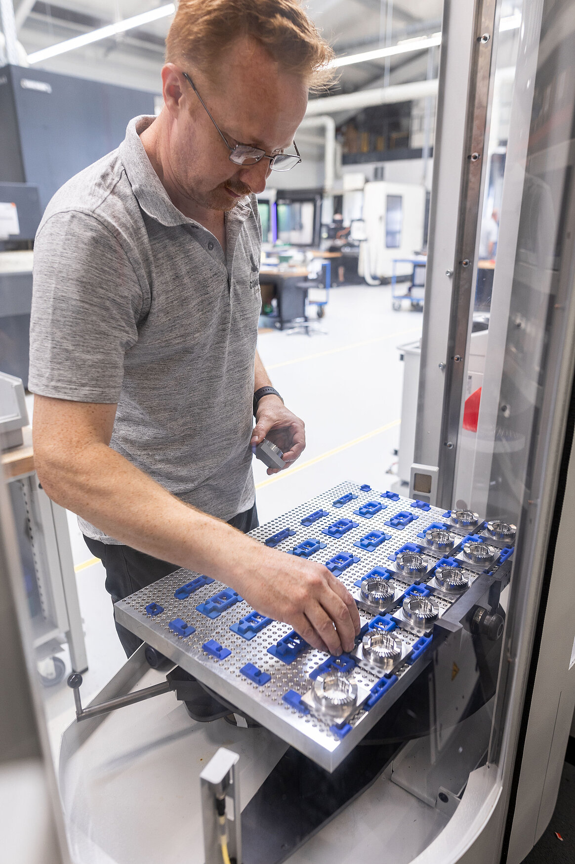 CNC-Fräser Oleg Peters entnimmt die Werkstücke der Condor-Universalmatrize.