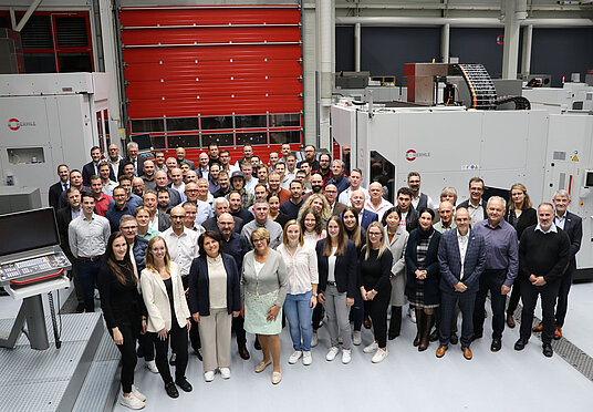 Die HERMLE Jubilare mit den Gratulanten im Technologie- und Schulungszentrum am Standort Gosheim.