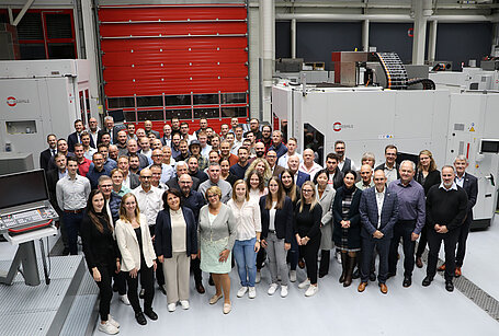 Die HERMLE Jubilare mit den Gratulanten im Technologie- und Schulungszentrum am Standort Gosheim.