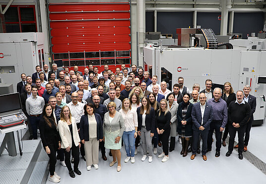 Die HERMLE Jubilare mit den Gratulanten im Technologie- und Schulungszentrum am Standort Gosheim.