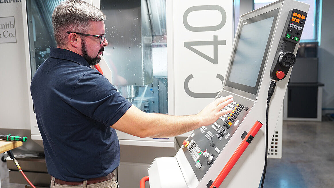 Der CNC-Mechaniker Brandon Webster programmiert den Bearbeitungszyklus auf der 5-Achs-Maschine C 400 bei Smith & Co.