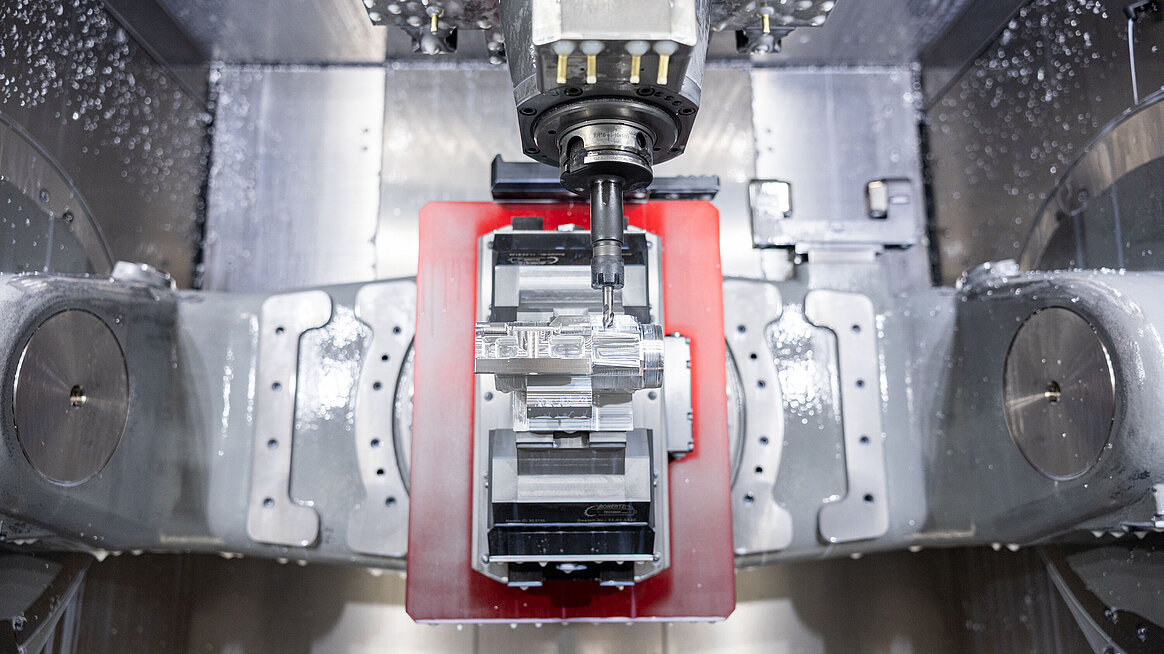 Arbeitsbereich der HERMLE C 32 U ist für Werkstücke mit einem maximalen Durchmesser von 650 Millimetern und einer Höhe bis 420 Millimeter ausgelegt.