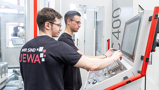 CNC miller Max Schneider JEWA appreciates the high level of precision and ease of operation of the HERMLE machine.