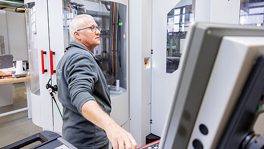 The HERMLE C 42 offers a high level of accessibility for manual tasks and maintenance.