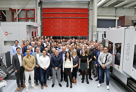 Die Jubilare mit den Gratulanten im Technologie- und Schulungszentrum am Standort Gosheim.