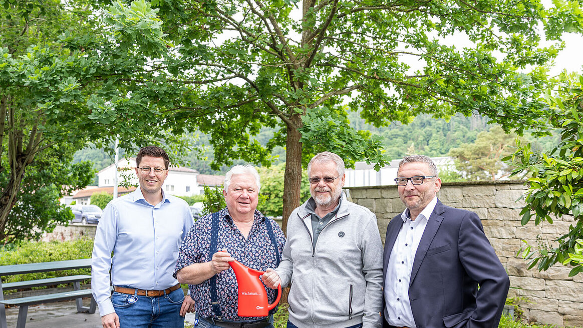 Michael Biersack, technischer Geschäftsführer, Karl-Heinz Biersack, „Seniorchef“, Hans Werner Hoppe, ehemaliger Vertriebs-Außendienst sowie Manfred Pantel, aktueller Vertriebs-Außendienst bei Hermle. Mit der Eiche im Hintergrund begann vor 20 Jahren der gemeinsame Austausch.