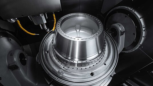 Bearbeitung einer Tischplatte mit der C52 U MT.