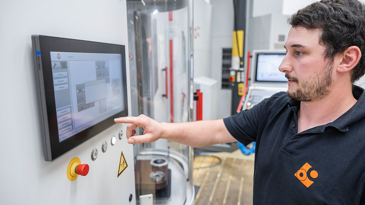 Lukas Albert is one of two qualified employees who operate and program the HERMLE C 32 U HS flex. 