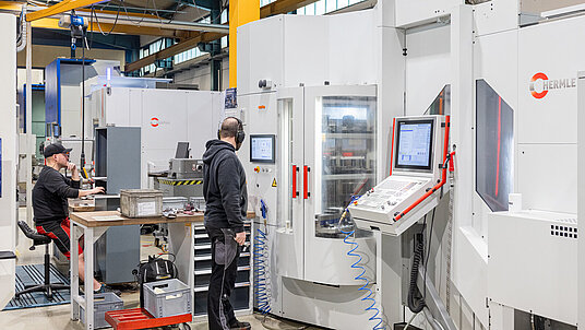 Thanks to hybrid workstations at FMW, the CNC millers not only operate the machine but also program it.